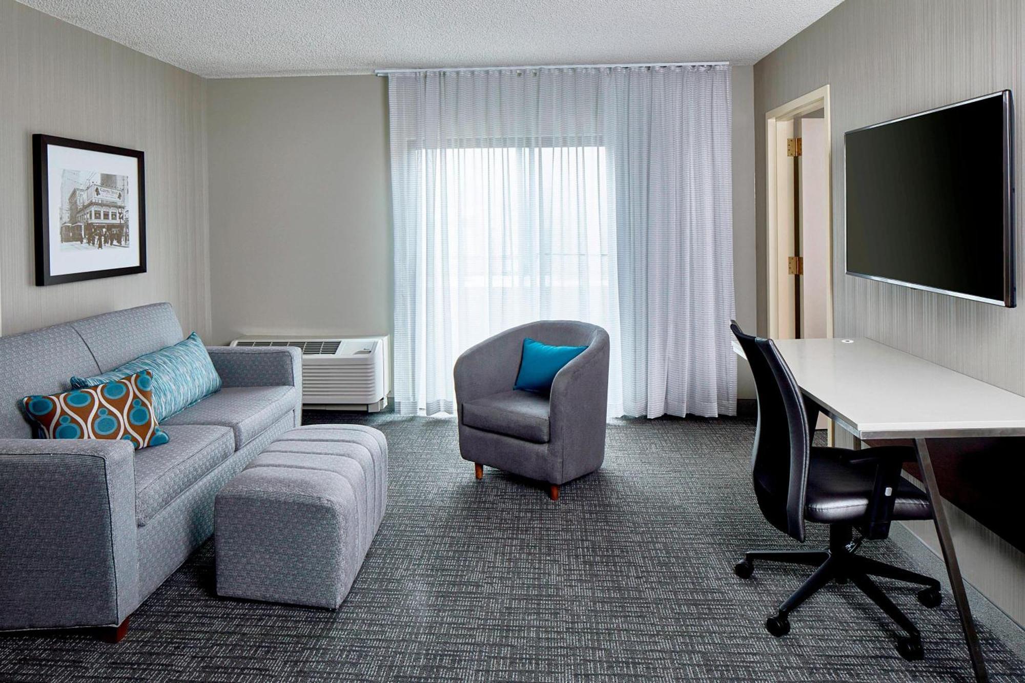 Hotel Courtyard Downtown / Convention Center 3*