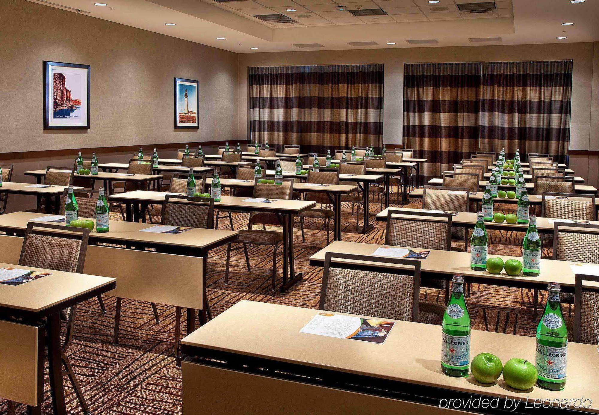 Hotel Courtyard Downtown / Convention Center 3*