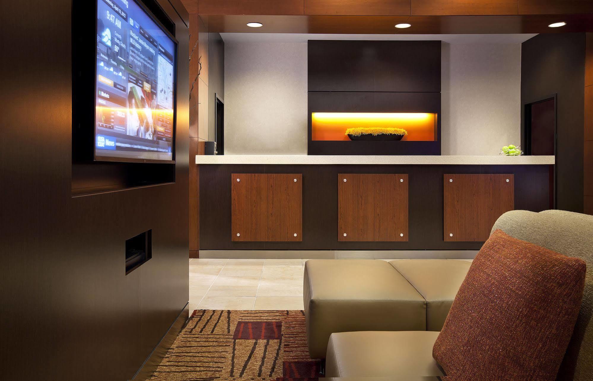 Courtyard Downtown / Convention Center 3*